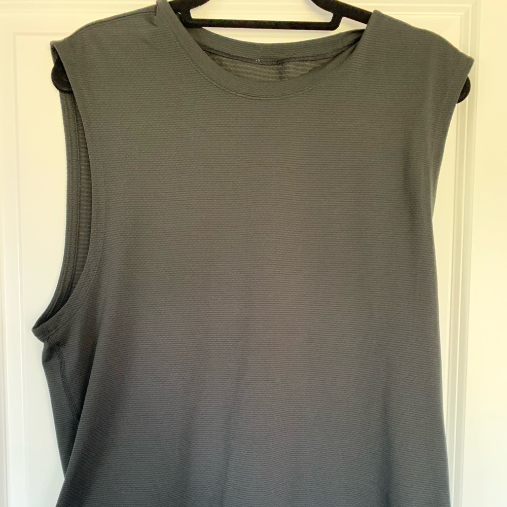 Lululemon license to train sleeveless L